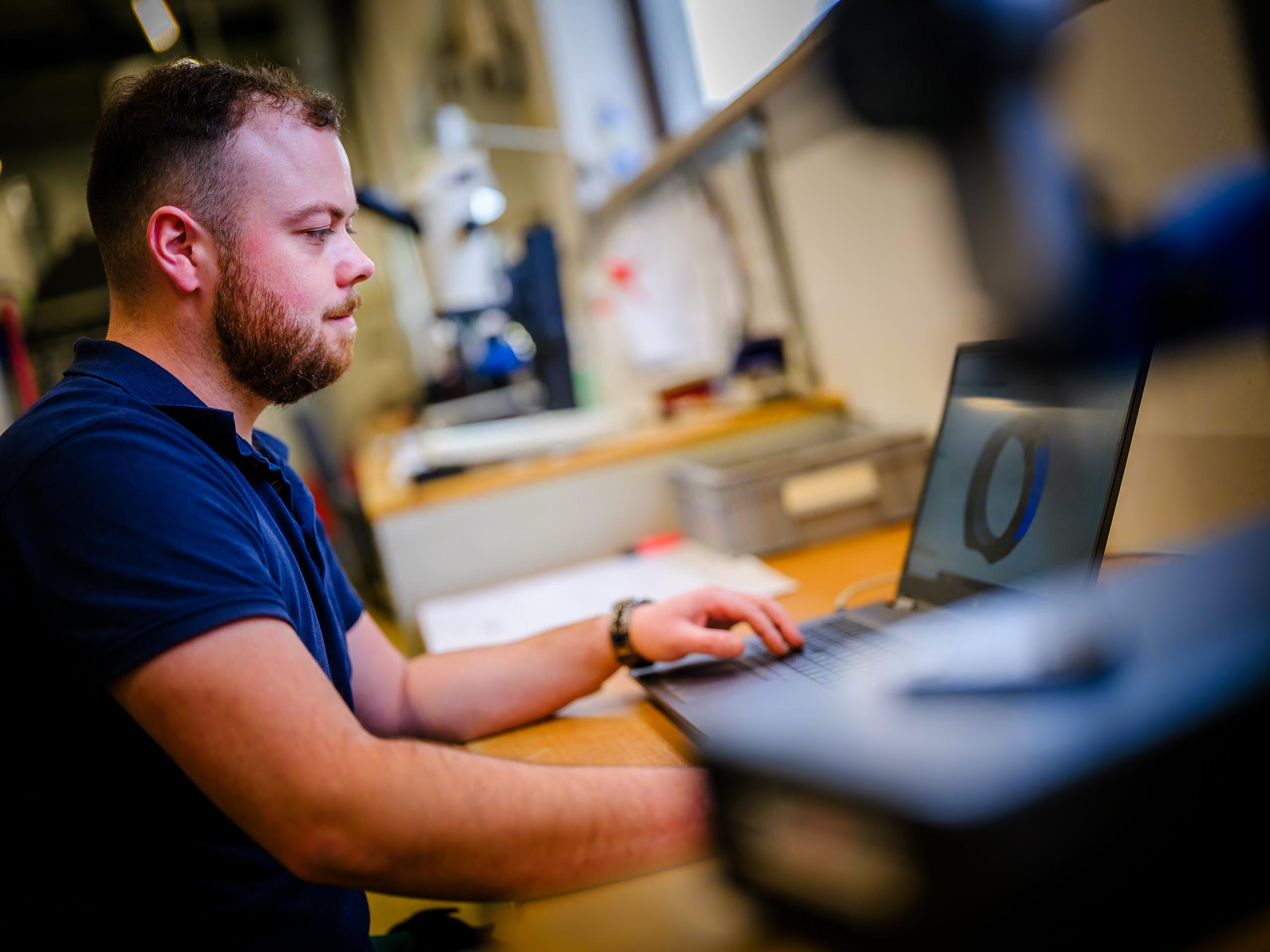 Eine Person arbeitet an einem Computer.