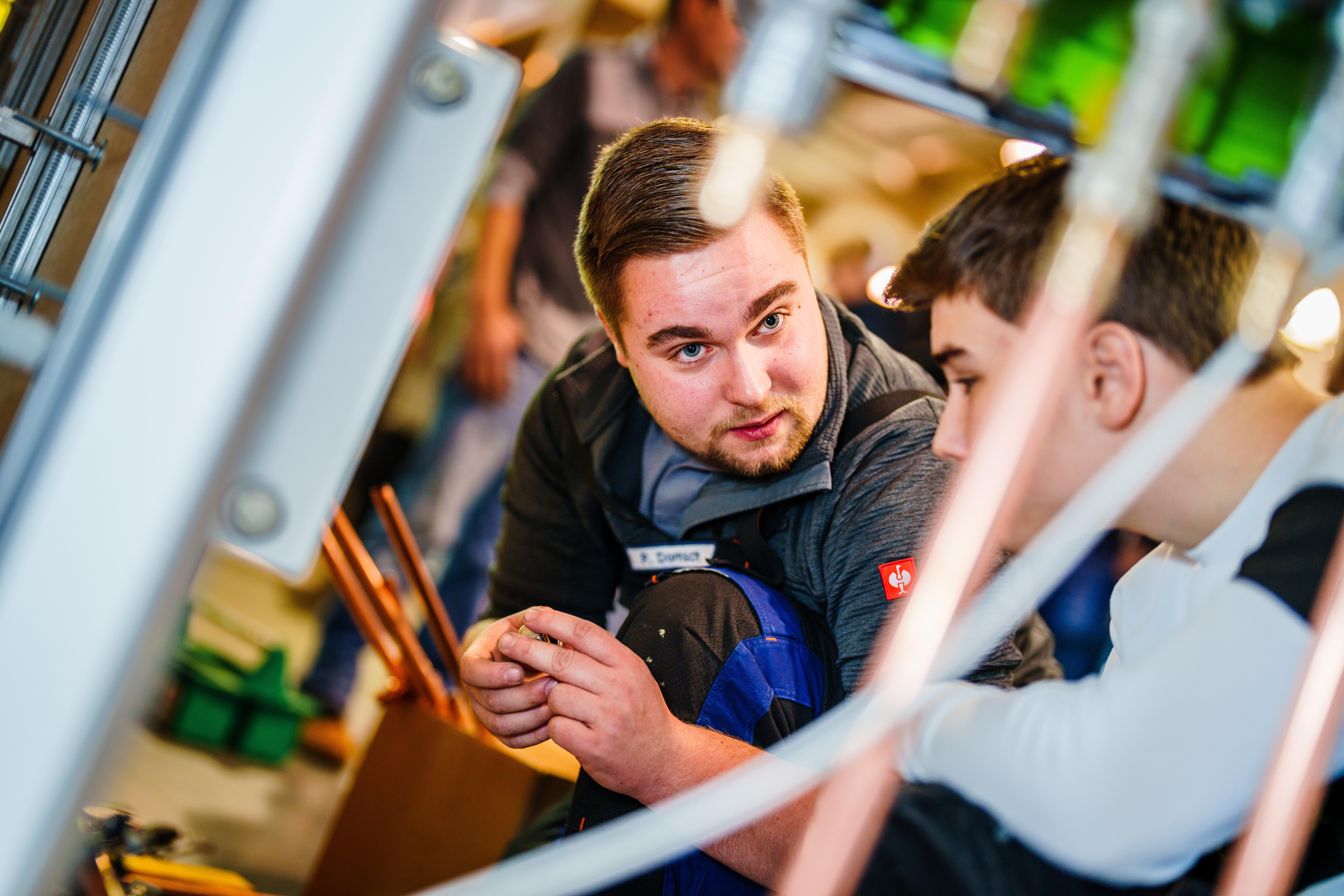 Paul Domsch (19) Auszubildender zum Anlagenmechaniker für Sanitär-, Heizungs- und Klimatechnik im dritten Lehrjahr.  Gemeinschaftstand des Handwerks auf der Ausbildungsmesse KarriereStart 2023, fotografiert am 21. Januar 2023 in der Dresdner Messe Messe.