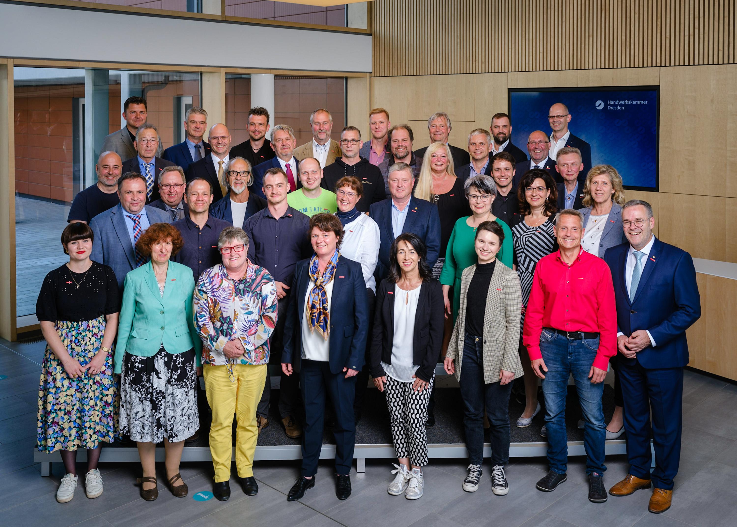 Gruppenbild der Vollversammlung der Handwerkskammer Dresden 2022 bis 2027