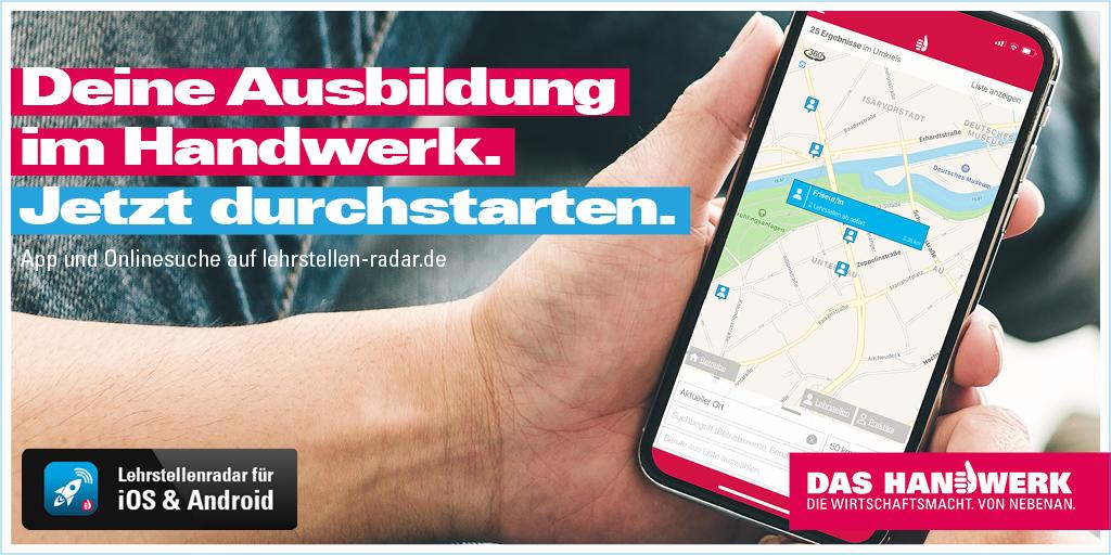 Banner mit eine Macroaufnahme einer Hand die ein Handy hält mit der geöffneten App. Darüber ein Spruch mit weißer Schrift auf rotem Hintergrund \"Deine Ausbildung im Handwerk.\" Gefolgt von einem weiteren Spruch mit weißer Schrift auf hellblauem Hintergrund \"Jetzt durchstarten\". Darunter noch in dünner weißer Schrift \"App und Onlinesuche auf lehrstellen-radar.de\"