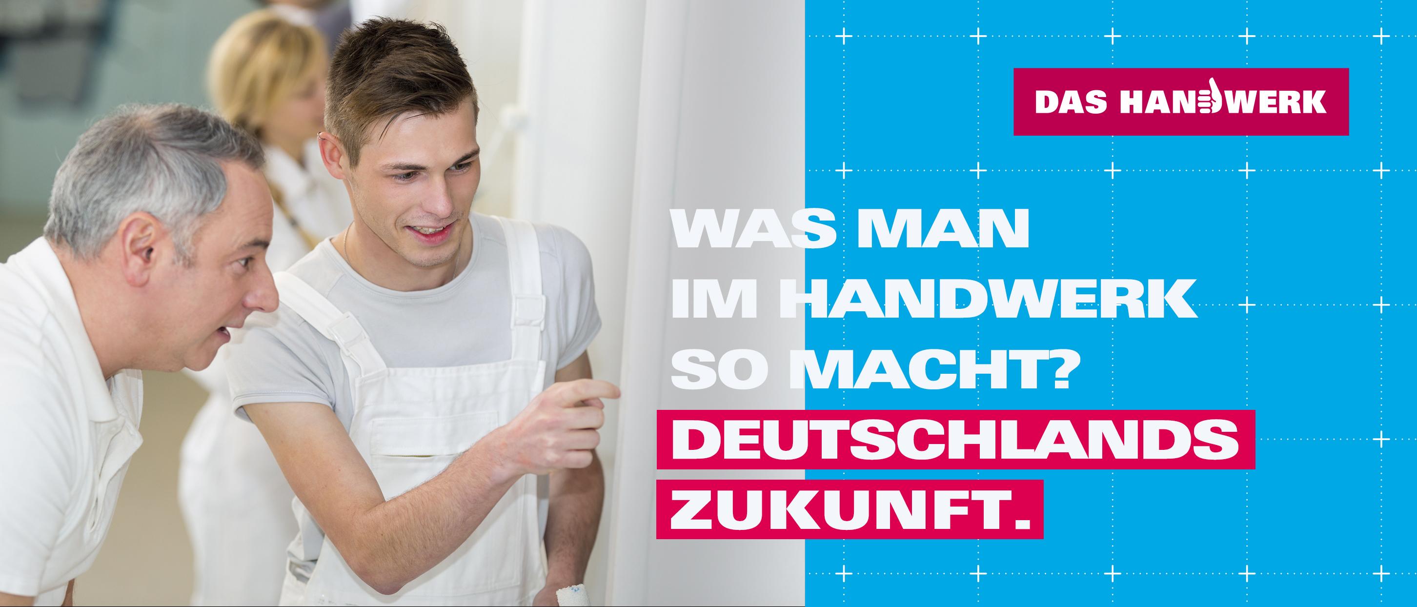 Zwei Personen stehen vor einem Holz-Türrahmen und untersuchen diesen nach möglichen Fehlern. Rechts daneben weißer Text auf blauem Hintergrund \"Was man im Handwerk so macht? Deutschlands Zukunft.\"