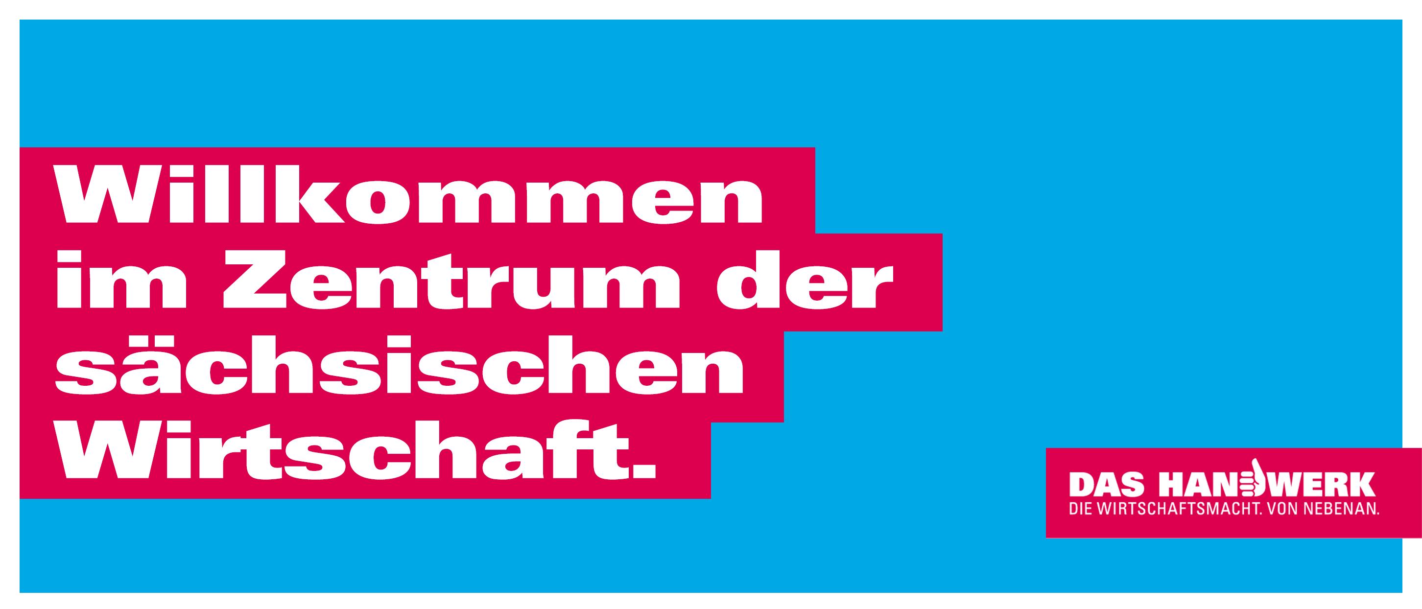 Hellblauer Hintergrund mit weißer Schrift auf rotem Hintergrund \"Willkommen  im Zentrum der sächsischen Wirtschaft.\"